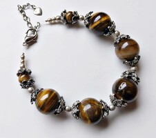 Nagyszemű tigrisszem ásvány karkötő díszes fém köztesekkel
