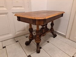 Neoreneszánsz asztal