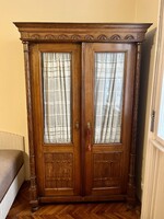 Antik neoreneszánsz ruhásszekrény, oszlop díszítéssel, historizáló stílusjegyekkel,1900 körül