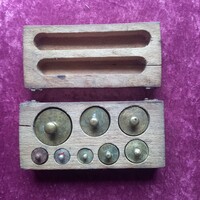 Régi réz mérleg súly készlet fa dobozban