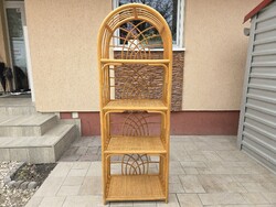 Eladó egy polcos rattan, bambusz POLC.  Bútor jó állapotú.  Méretek: 58 cm x 38 cm Magassága 164 cm