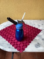 Kis méretű kék habszifon.