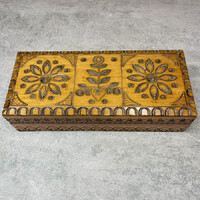 Régi retro fa népi doboz faragással, lemez díszítéssel