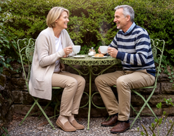 Kerti asztal félköríves kialakítással + 2 összecsukható szék