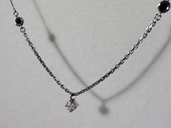 0,22 ct wesselton (H) vs2 tisztaságú brilliáns csiszolású gyémánttal ékesített fehér arany nyakék