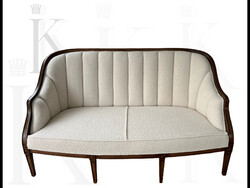 Olasz stílusú neoklasszikus kétszemélyes kanapé – elegáns, világos tónusokkal