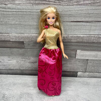 Pink-arany ruhás Barbie baba játék