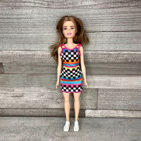 Mattel Barbie baba kockás ruhában sneaker cipőben