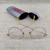 RÉGI MEGKÍMÉLT ÁLLAPOTÚ ARANYOZOTT OKULÁRÉ SZEMÜVEG CSERÉLHETŐ ÜVEG LENCSÉVEL TOKJÁBAN