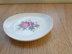 Hollóházi porcelán tálka – virágmintás, aranyozott peremmel (12×10,5 cm)