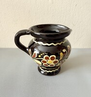 Sötétbarna mázas népi motívumos kerámia kancsó/kiöntő