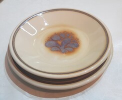 Homokszínű 6 db magas, 6 db lapos tányér. 1984 évből.