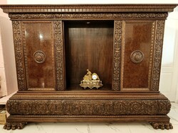 Impozáns, neobarokk stílusú faragott könyvszekrény gyökérbetéttel