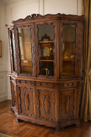 Gyönyörűen faragott tálaló