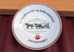 Nemzeti színű Zsolnay dísztányér Fogathajtó Világbajnokság Kecskemét 1978