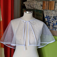 ESKÜVŐ BOL105 - Elegáns fehér színű szatén szélű gyöngyös boleró, pelerin