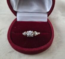 Arany eljegyzési gyűrű gyémánttal