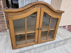 Eladó egy Tölgy fali vitrin  Bútor szép állapotú, hibátlan.