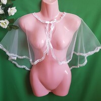 ESKÜVŐ BOL09B - Elegáns csipkés szélű hófehér színű kerek elejű boleró, pelerin