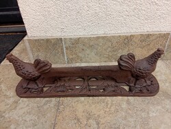 Öntöttvas sárlehúzó cipő tisztító, két oldalán tyúkocska figurával!