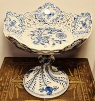 ​Meissen Zwiebelmuster kék hagymamintás talpas kínálótál, áttört technika, 23 cm átmérővel