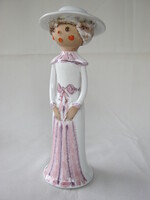 Kerámia lány kalapban