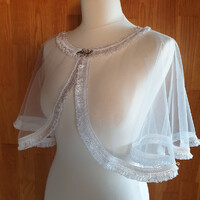 ESKÜVŐ BOL18 - Elegáns 25mm-es  bézs csipkés szélű ekrü színű boleró, pelerin