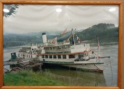 A Schönbrunn gőzhajót ábrázoló fotó, keretben