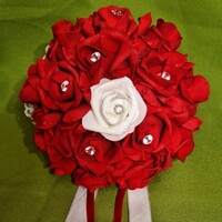 ESKÜVŐ MCS30 - kb.18x20cm-es Menyasszonyi csokor piros habrózsákból