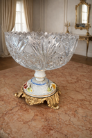 Kristály kínáló porcelánnal