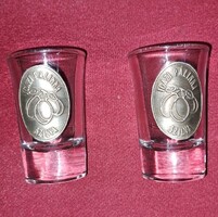 Díszített pálinkás pohár, rajta „Igazi Pálinka – Szilva” feliratú fém plakettel.