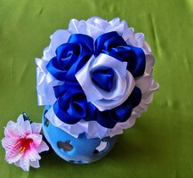 ESKÜVŐ MCS28 – Menyasszonyi csokor fehér és királykék szatén rózsából