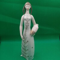 Hollóházi porcelán Korsós nő figura