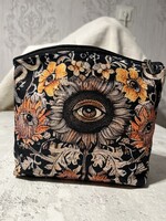 Floral-eye makeup