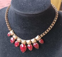 Aranyszínű divatékszer nyaklánc piros kristályokkal