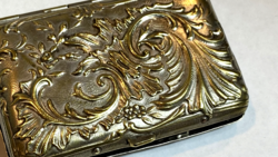 Ezüstözött cigarettatartó, cigarettatárca neobarokk domborítással