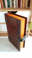 Nagyméretű, könyv alakú fadoboz, bőr v. műbőr szíjjal, csattal