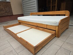 Eladó egy HELSZINKI fenyő ágyazható kanapé martaccal és ágyneműtartóval.