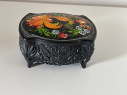 „Szovjet kori, kézzel festett műanyag ékszerdoboz, posztó béléssel (1970–80-as évek).”