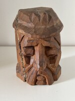 Népi faragott portré, karakteres, idős férfi bajusszal, sapkával J.I. jelzéssel 1982.