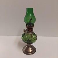 KIS MÉRETŰ SZÍNES  ZÖLD ÜVEG PETRÓLEUM LÁMPA FÉM TALPON