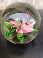 Üveg papírnehezék-liliom és méhek