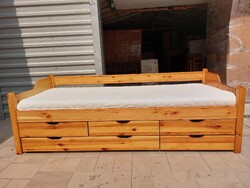 Eladó egy CLAUDIA fenyő kanapé 2 db gurolós ágynemű tartóval , 3 db fiókkal  és Matraccal.