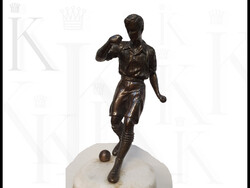 Bronz focista szobor kisplasztika talapzaton