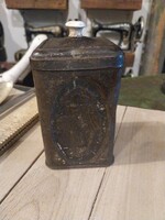 Fém teás doboz, régi dombornyomott díszítésű , tetején porcelán foganytyúval, dekoráció