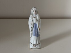 Kis porcelán Mária szobor – vallási kegytárgy, 10 cm