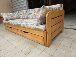 Eladó egy HELSZINKI fenyő ágyazható kanapé martacokkal + 2db párna és ágyneműtartóval.