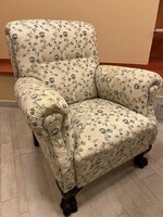 Klasszikus nappali szett – faragott tömörfa asztal + fotel”