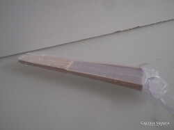 LEGYEZŐ - NAGY -  ÚJ - FEHÉR ORGANZA ZSÁKBAN - " CSIPKE " MINTÁS FA -  karton - 33 x 20 cm