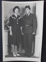 Régi fotó - smeretlen fiatal pár portréja, magyar katona egyenruhában, kb. 1940–1945